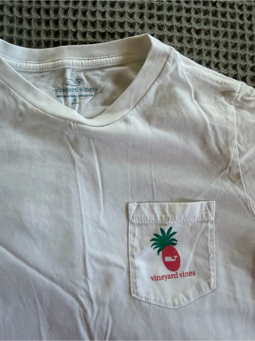 Vineyard Vines White Short-Sleeve Pocket Tee with Pink Pineapple Graphic